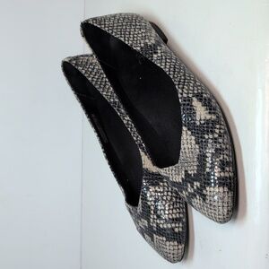Vionic Cabollo snake embossed ballet Flat womans size 8 EU 39